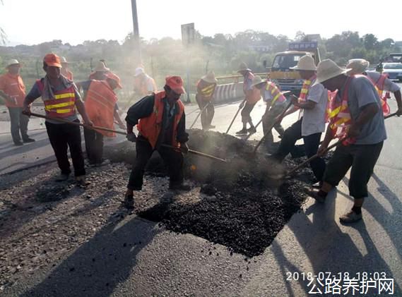 陕西：眉县公路段积极开展雨后路面病害修复事情